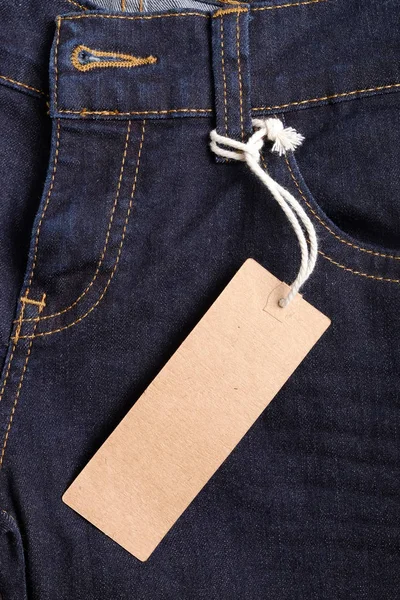 Blankt papper tagg på denim. — Stockfoto