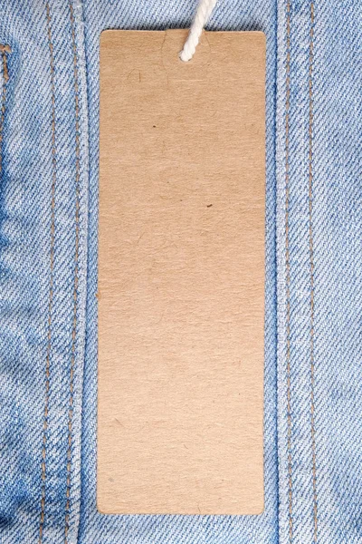 Blankt papper tagg på denim. — Stockfoto