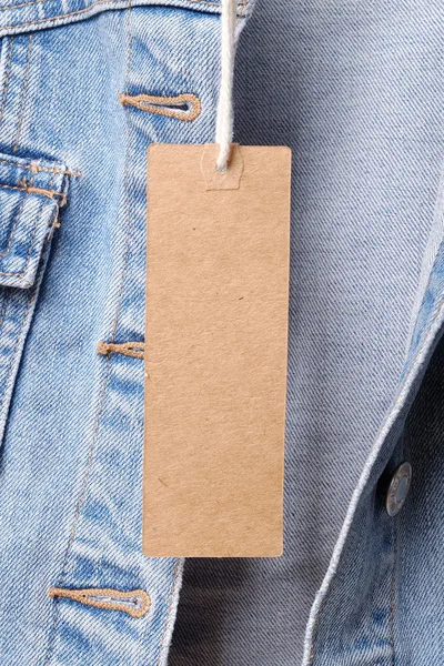 Blankt papper tagg på denim. — Stockfoto