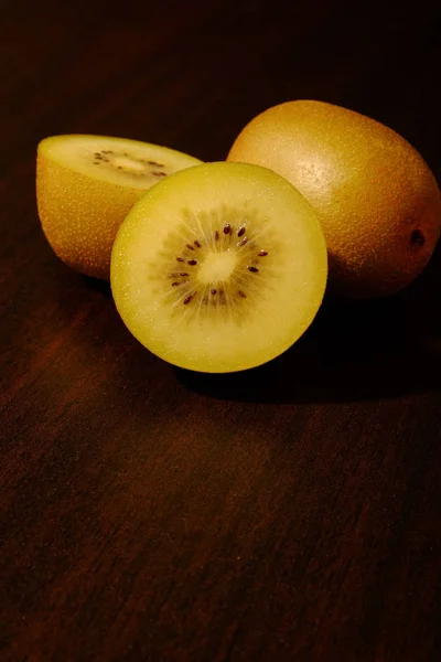 Kiwi kuning segar (atau kiwi emas ) — Stok Foto