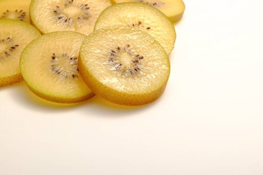 Taze sarı kivi (veya altın kivi)