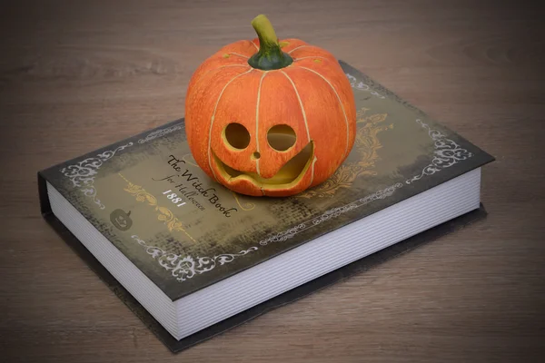 Halloween pumpkin i czarownica książki. — Zdjęcie stockowe