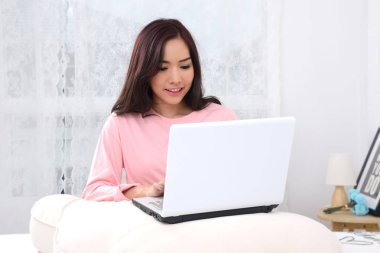 Asyalı kız yatak odasında defter ile.