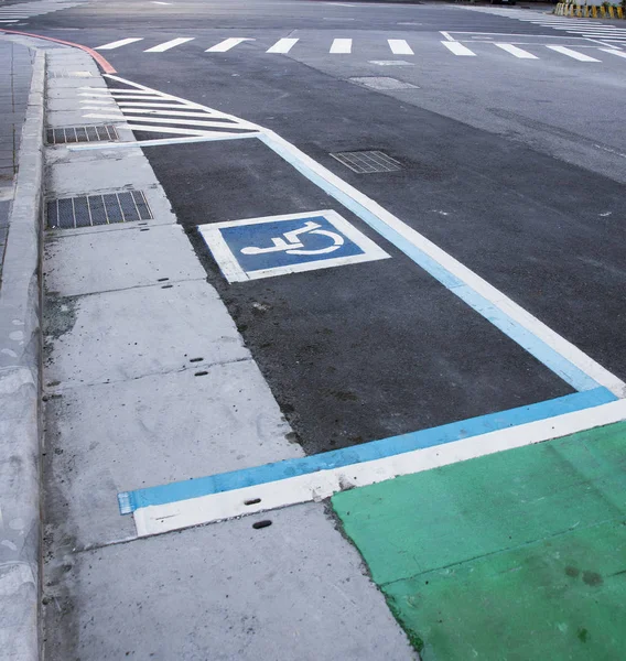 Engelliler için park.