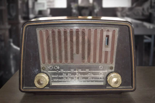 Rádio vintage na mesa de madeira . — Fotografia de Stock