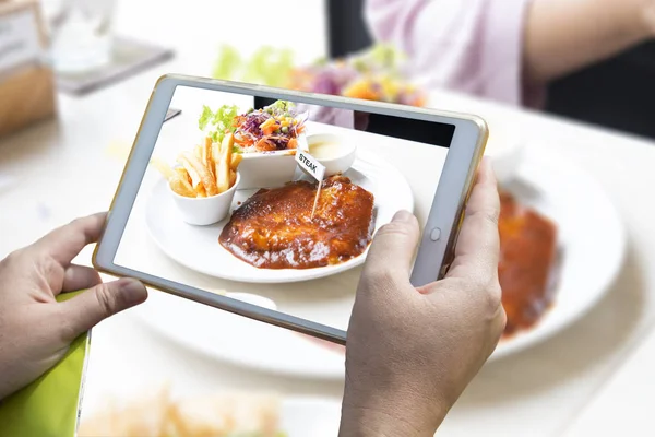 Utilizzo dello smartphone per scattare foto alimentari . — Foto Stock