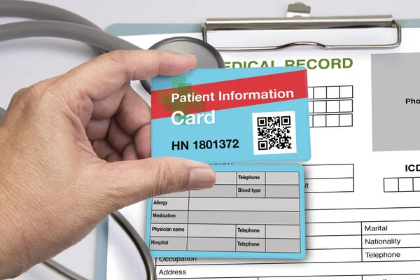 Main tenant la carte bleue d'information patient . — Photo