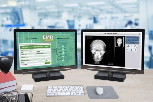Información de salud y radiografía del paciente muestran en dos monito ordenador — Foto de Stock