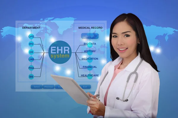Médico femenino sosteniendo tableta digital con fondo azul de hea — Foto de Stock
