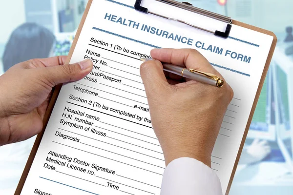 Para preencher o formulário de seguro de saúde em branco . — Fotografia de Stock