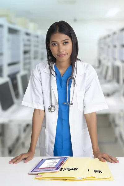 Kobieta lekarz stojący z folderu dokumentacji medycznej i tabletki na — Zdjęcie stockowe