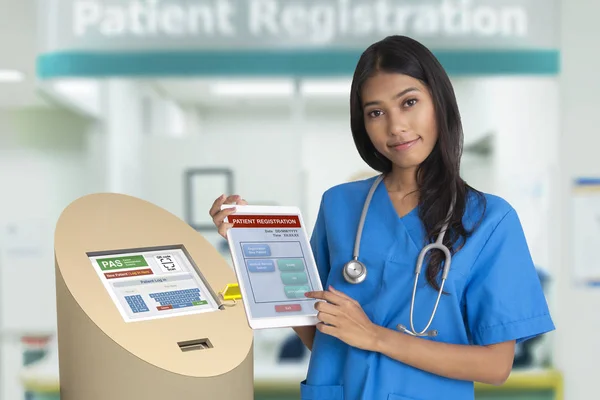 Medico femminile che mostra la tecnologia dei servizi di informazione sanitaria per — Foto Stock