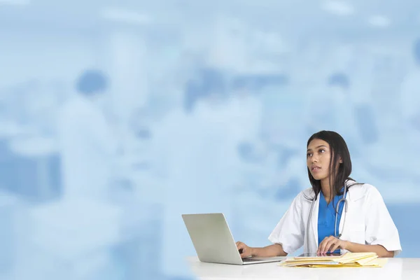 Médico Femenino Que Trabaja Frente Fondo Azul Borroso Del Laboratorio — Foto de Stock