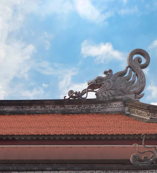 Скульптура Дракона Крыше Буддийского Храма Фоне Голубого Неба Редкими Облаками — стоковое фото