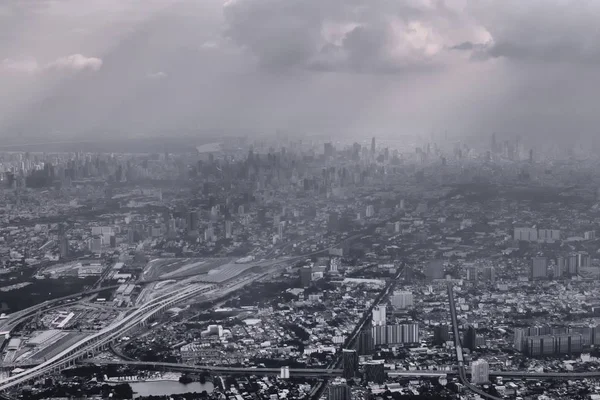 泰国曼谷的空中景观污染了地平线上的空气 城市无序扩张大都市 黑白调色复古效果 — 图库照片