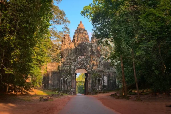 Antigua Torre Cara Camboyana Sobre Puerta Entrada Norte Ciudad Angkor —  Fotos de Stock