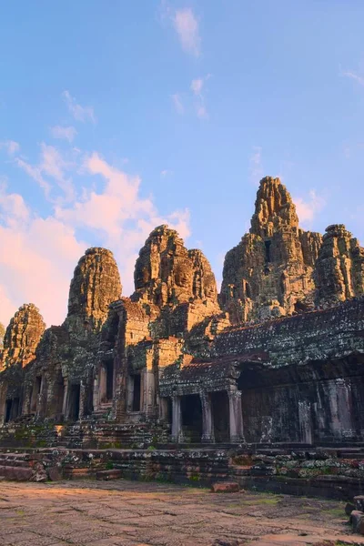 Масивні Вежі Кам Яним Лицем Храмі Байон Розташованому Ангкорі Камбоджа — стокове фото