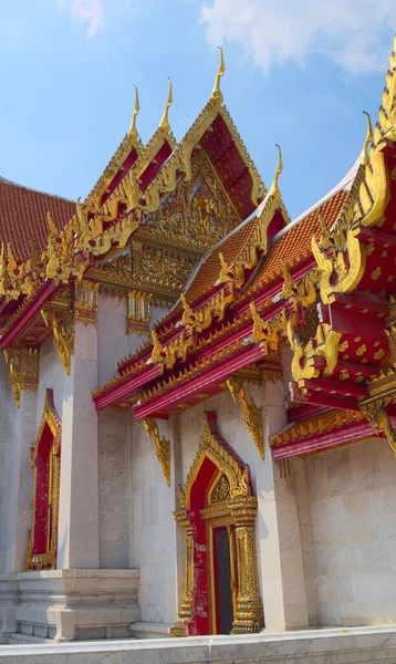 タイのバンコクにあるワット ベンシャモフィット寺院 伝統的な様式の屋根と窓の建築の詳細 — ストック写真