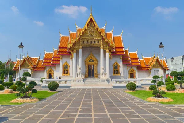 ワット ベンチャマボフィット寺院 Temple Wat Benchamabophit タイのバンコクにある大理石の寺院 正面図 — ストック写真