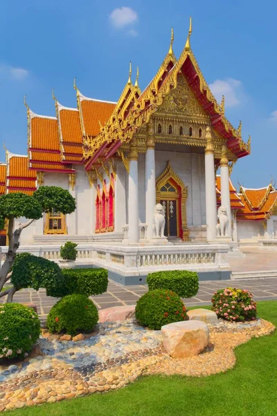 ワット ベンチャマボフィット寺院 Temple Wat Benchamabophit タイのバンコクにある大理石の寺院 正面図 — ストック写真