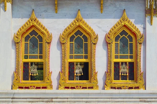 タイのバンコクにあるワット ベンシャモフィット寺院 華やかな金色の窓の建築の詳細 — ストック写真