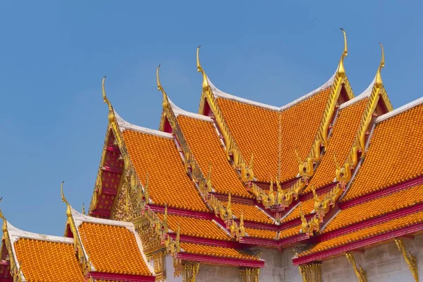 タイのバンコクにあるワット ベンシャモフィット寺院 伝統的な屋根の建築の詳細 — ストック写真