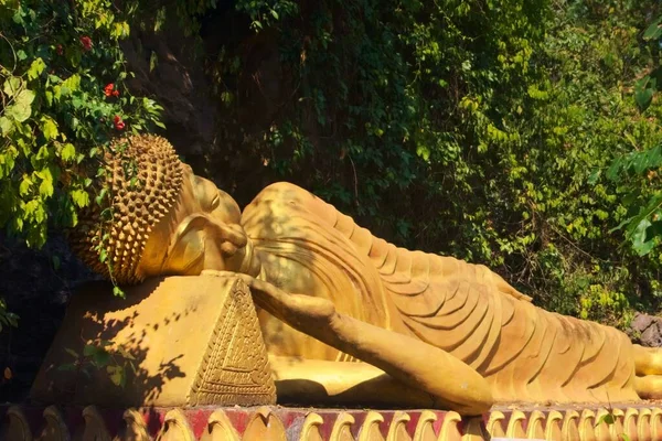 Χρυσό Άγαλμα Του Ξαπλωμένου Βούδα Στο Δρόμο Για Την Κορυφή — Φωτογραφία Αρχείου