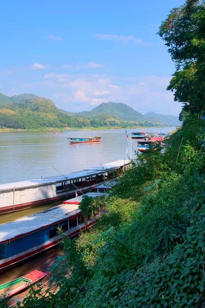 Hosszú Hajók Uszályok Vitorláznak Mekong Folyón Luang Prabang Közelében Laoszban — Stock Fotó