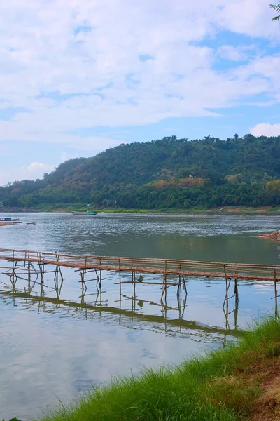 Ponte Bambu Sobre Rio Nam Khan Confluência Com Rio Mekong — Fotografia de Stock