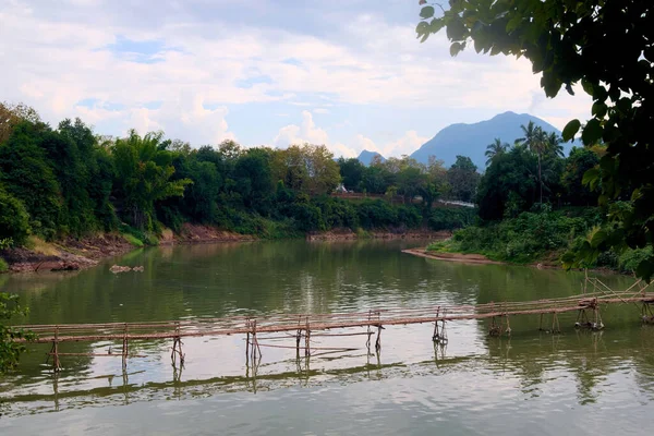 位于老挝卢安波邦湄公河汇合处的南汗河上的竹桥 — 图库照片