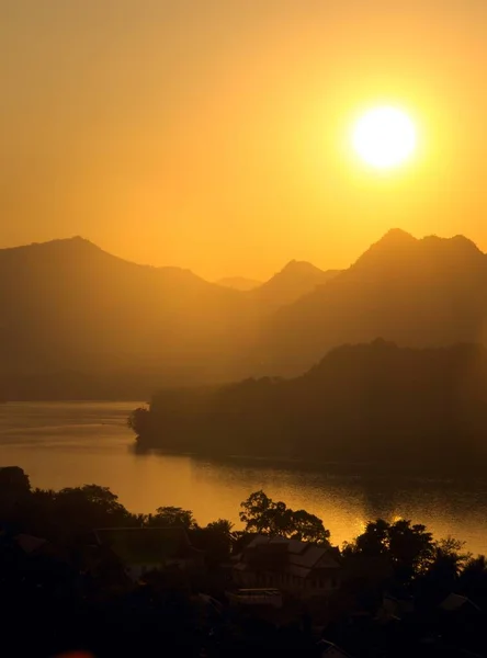 在湄公河畔朦胧的山上落幕 从老挝卢拉邦的Phou Si山眺望 — 图库照片