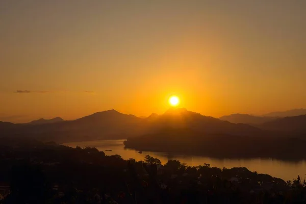 Herrlicher Sonnenuntergang Über Den Nebligen Bergen Mekong Blick Vom Phou — Stockfoto