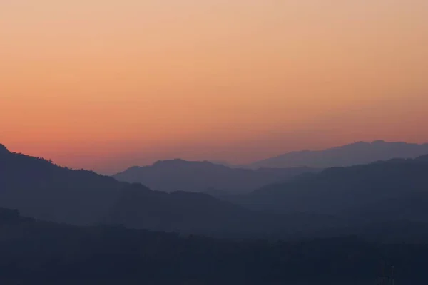 Dämmerhimmel Über Nebligen Bergen Blick Vom Gipfel Des Phou Luang — Stockfoto