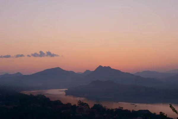 在湄公河边朦胧的山岗上 暮色弥漫 从老挝卢拉邦的Phou Si山眺望 — 图库照片