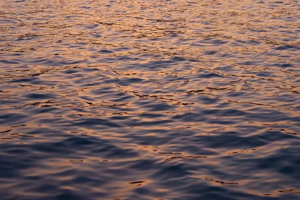 Темні Води Відображають Кольори Вохри Неба Заходу Сонця — стокове фото