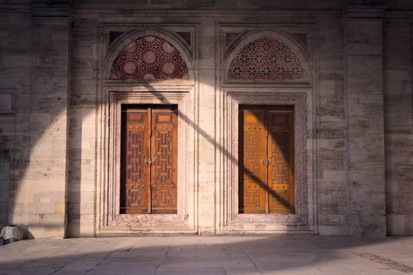 Padrão Geométrico Par Portas Madeira Mesquita Sehzade Istambul Turquia Arte — Fotografia de Stock