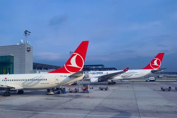 Istambul Turquia 2019 Aviões Turkish Airlines Reabastecendo Terminal Aeroporto Istambul — Fotografia de Stock