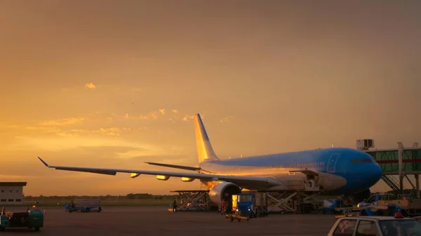 Tripulação Terra Aeroporto Carregando Carga Bagagem Uma Aeronave Comercial Amanhecer — Fotografia de Stock