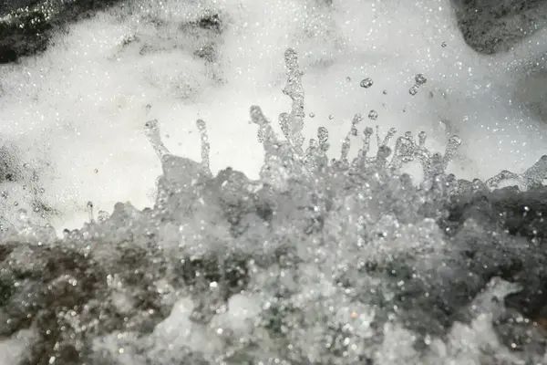 Klares Frisches Wasser Plätschert Einem Natürlichen Bach Umwelt Und Wasserschutzkonzept — Stockfoto