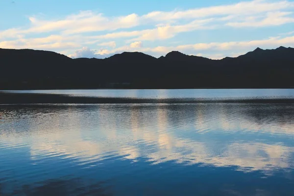 在阿根廷圣路易斯的Potrero Los Funes湖上 蓝色的黄昏的天空映照着湖水 — 图库照片