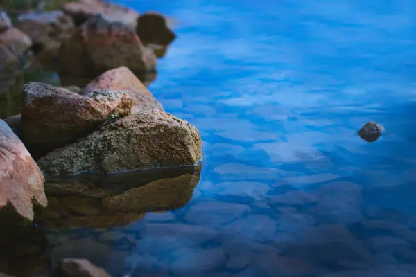 Natursteine Ufer Eines Sees Der Dämmerung Ruhige Szene Entspannende Ruhe — Stockfoto