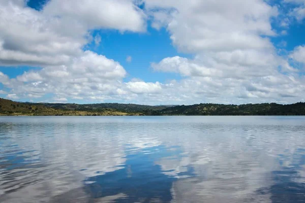 Nuvens Cúmulos Refletidas Nas Águas Lago Florida San Luis Argentina — Fotografia de Stock