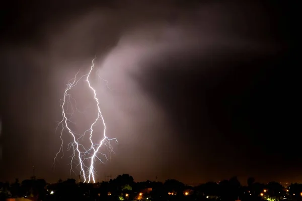 在阿根廷门多萨市的一场严重雷暴中 闪电在夜间袭击 — 图库照片