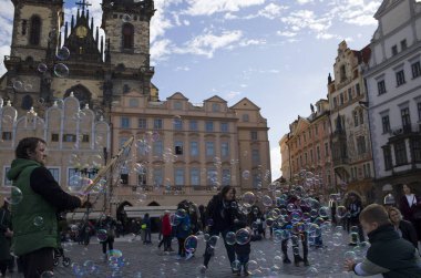 Prag 'da. Çek Cumhuriyeti. 09 Ekim 2019. Prag 'ın merkezindeki bir karede bir sabun köpüğü performansı gösteriliyor. 