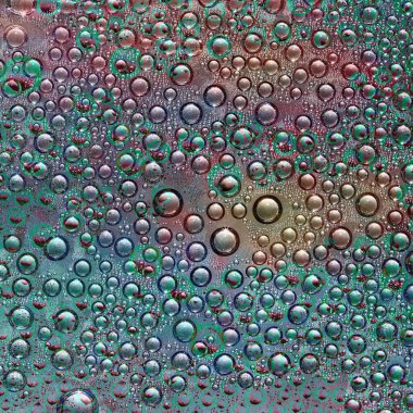 Farklı çaplardaki küreler pembe, leylak, bakır ve turkuaz renklerde ve yansımaları karışık bir arkaplanda rastgele yer alıyor. Soyut fantezi. 