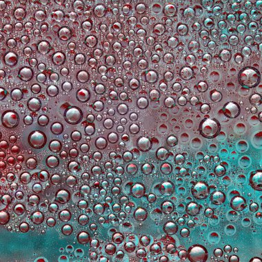 Çok renkli halesi olan pembe küreler ve yansımaları malakit-pembe arka planda yer almaktadır. Boşluk soyutlaması.