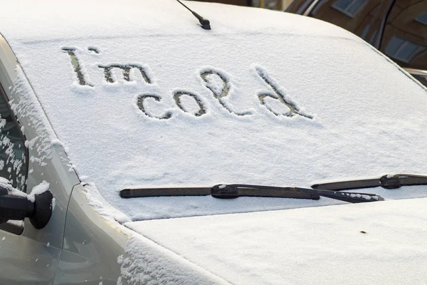 Przednia szyba samochodu była zamarznięta i pokryta śniegiem.. — Zdjęcie stockowe