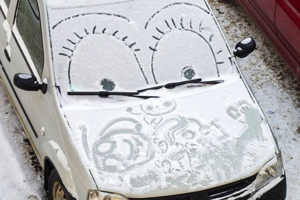 Rysunek na samochodzie pokrytym śniegiem. — Zdjęcie stockowe