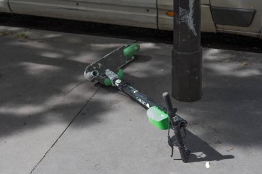 Fransız ekolojik olmayan ekolojik yaşam tarzı: kısa vadeli nesneler: Paris, Fransa 'da 11-9-19 yolunda kırık elektrikli scooter