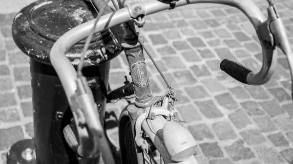 Sistema de frenado de una vieja bicicleta oxidada francesa, imagen en blanco y negro, vintage — Foto de Stock